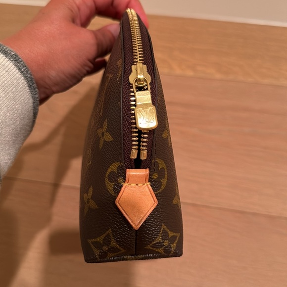 Louis Vuitton GM Cosmetic Pouch - Picture 4 of 12